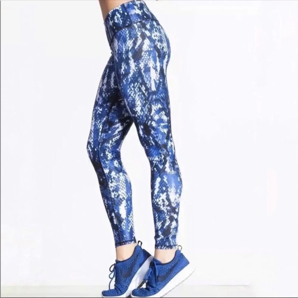 Alo Yoga | Airbrush Leggings in Electric Blue Python Size Large